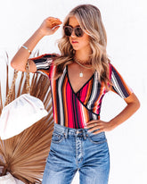 Gestreiftes, röhrenförmiges Strickoberteil mit Überwurf